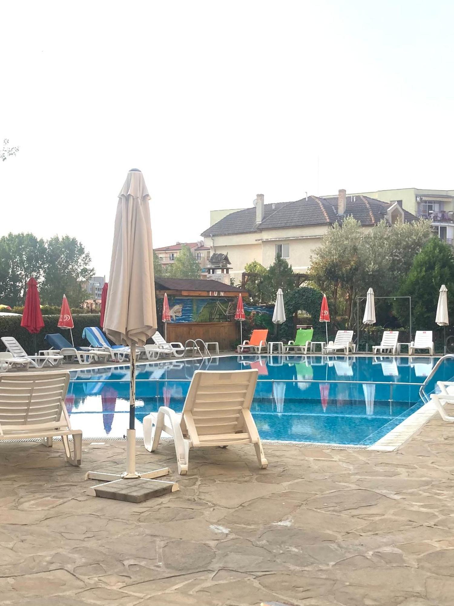 Апартаменти Блу Самър 1 & 2 & 3 Pantai Sunny Bagian luar foto